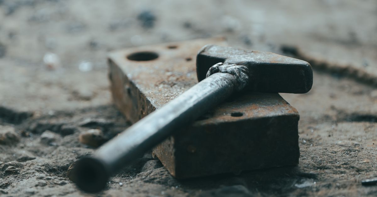Renovovaná jídelní židle s čalouněným sedákem a opěradlem